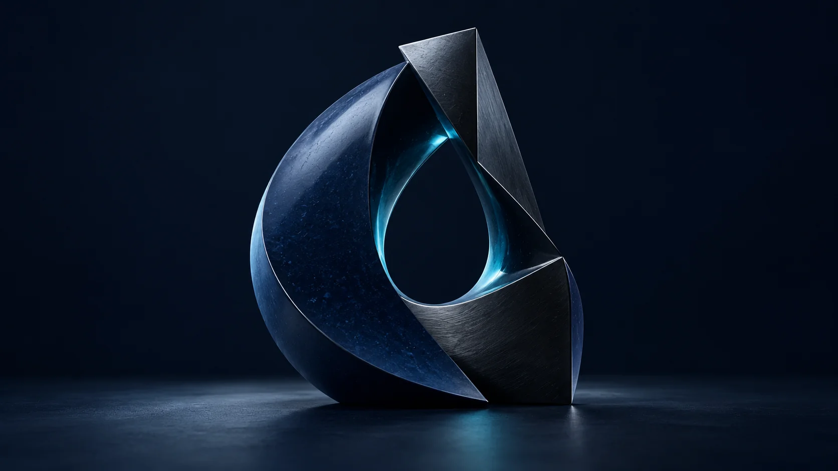 Abstrakte Navy-Skulptur mit präzise geschnittener Negativform.